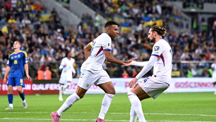 WROCLAW, POLAND - SEPTEMBER 05: Kylian Mbappe of France celebrates scoring his team's second goal with teammate Adrien Rabiot during the FIFA World Cup 2026 qualifier match between Ukraine and France at Tarczynski Arena on September 05, 2025 in Wroclaw, Poland. (Photo by Mateusz Slodkowski/Getty Images) Francia-Iraq, le formazioni ufficiali: ancora out Thuram! Ok Koné e Rabiot - immagine 1