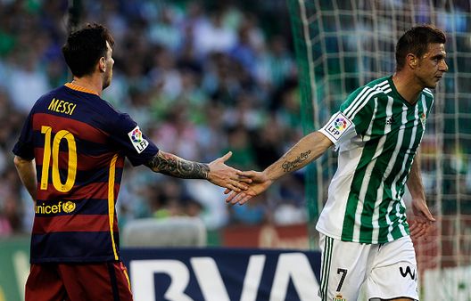 L'attaccante argentino del Barcellona Lionel Messi (a sinistra) stringe la mano all'attaccante del Betis Joaquin (a destra) durante la partita di calcio del campionato spagnolo Real Betis Balompie contro FC Barcellona allo stadio Benito Villamarin di Siviglia il 30 aprile 2016 Joaquin, il doppio ex: la magia Andalusa a tinte Viola- immagine 2