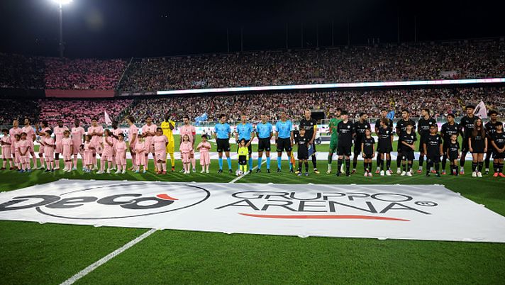 PALERMO, ITALY - AUGUST 09: Players of Palermo FC and Manchester City FC line up prior to the Pre-Season Friendly match between Palermo FC and Machester City FC at Stadio Renzo Barbera on August 09, 2025 in Palermo, Italy.  (Photo by Maurizio Lagana/Getty Images)  Palermo, RGS è la nuova radio ufficiale - immagine 1