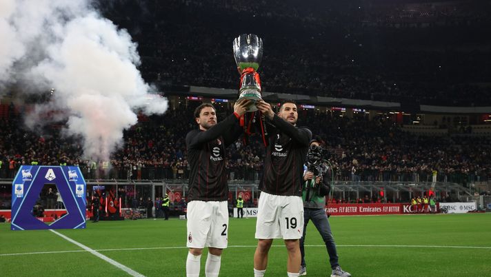 MILAN, ITALY - JANUARY 11: Davide Calabria and Theo Hernandez of AC Milan lift the Italian Supercoppa Trophy as they present it to crowd after their team's victory in Supercoppa Final between Inter and AC Milan ahead of the Italian the Serie A match between AC Milan and Cagliari at Stadio Giuseppe Meazza on January 11, 2025 in Milan, Italy. (Photo by Claudio Villa/AC Milan via Getty Images) Milan, dubbio sul futuro di Calabria: nuova pretendente in vista - immagine 1