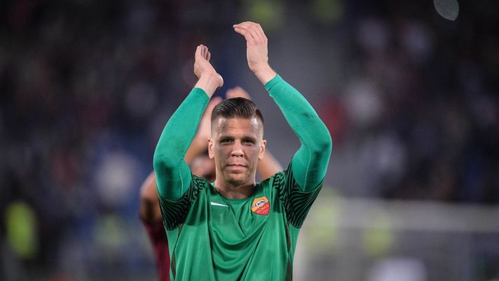ROME, ITALY - MAY 14: Wojcieck Szczesny of AS Roma greets his fans at the end of Serie A match between AS Roma and Juventus FC at Stadio Olimpico on May 14, 2017 in Rome, Italy. (Photo by Luciano Rossi/AS Roma via Getty Images) Szczesny, l’aneddoto con Spalletti a Roma: “Ecco perché mi ha fatto tagliare i capelli” - immagine 1