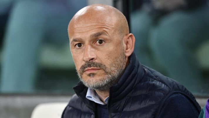 TURIN, ITALY - APRIL 07: Vincenzo Italiano, Head Coach of ACF Fiorentina, looks on prior to the Serie A TIM match between Juventus and ACF Fiorentina at Allianz Stadium on April 07, 2024 in Turin, Italy. (Photo by Valerio Pennicino/Getty Images) Italiano: “Belotti, ci aspettiamo più gol ma manca poco! Come sta Arthur, Nico, Bonaventura…” - immagine 1