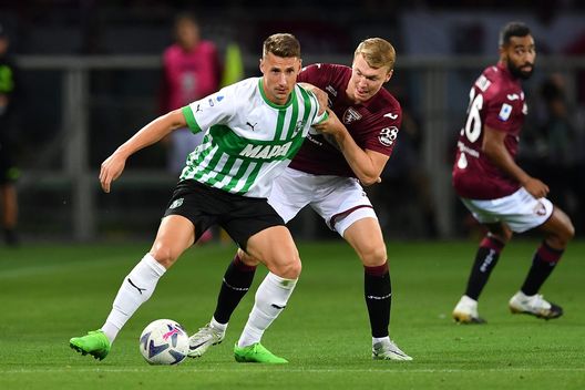 TURIN, ITALY - SEPTEMBER 17: Perr Schuurs of Torino FC competes with Andrea Pinamonti of US Sassuolo during the Serie A match between Torino FC and US Sassuolo at Stadio Olimpico di Torino on September 17, 2022 in Turin, Italy. (Photo by Valerio Pennicino/Getty Images) Spezzani (Gazzetta Modena): “Il Sassuolo fatica sempre con le squadre di Juric”- immagine 3