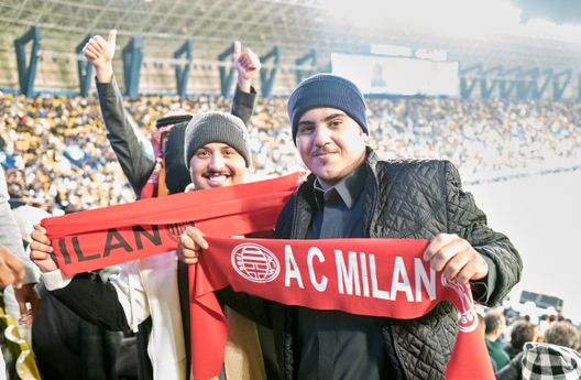 i tifosi del Milan assistono alla EA Sports FC Supercoppa 2026 il 18 dicembre 2025 a Riyadh, Arabia Saudita.(Foto di Hisham Abahusayn/Getty Images per la Supercoppa 2026) Il calcio in trasferta… senza tifosi: Milan-Como a Perth e la favola del “sacrificio necessario”- immagine 2