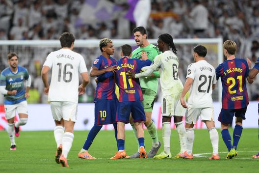 I giocatori di Real Madrid e Barcellona (Photo by David Ramos/Getty Images) LaLiga, 50 euro ai cittadini per segnalare i locali che trasmettono illegalmente i match- immagine 2