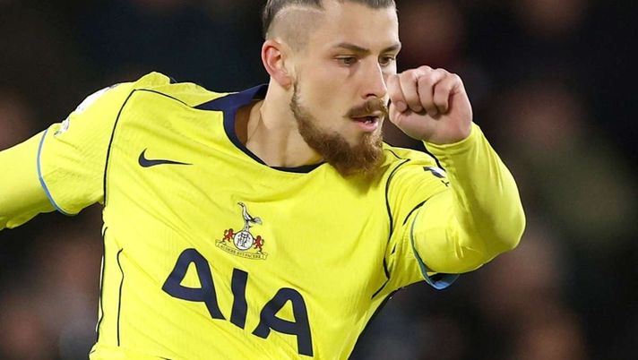 Radu Dragusin (difensore Tottenham) | Premier League News (Getty Images) Milan, Dragusin occasione di fine mercato: cosa può agevolare il suo arrivo in rossonero
