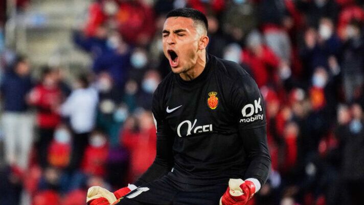 MALLORCA, SPAIN - JANUARY 15: Leo Roman of RCD Mallorca reacts after the final whistle during the round of 16 of the Copa del Rey match between RCD Mallorca and RCD Espanyol at Iberostar Stadium on January 15, 2022 in Mallorca, Spain. (Photo by Rafa Babot/Getty Images) Moretto: “Genoa, in arrivo Leo Roman: in settimana l’incontro col Maiorca per chiudere” - immagine 1