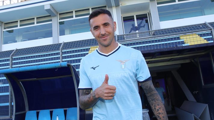 ROME, ITALY - OCTOBER 01: Matias Vecino of SS Lazio looks on during the SS Lazio official team photo backstage at Formello sport centre on October 01, 2024 in Rome, Italy. (Photo by Paolo Bruno/Getty Images) Lazio, recupero confermato per Vecino: oggi allenamento in gruppo. Le ultime - immagine 1