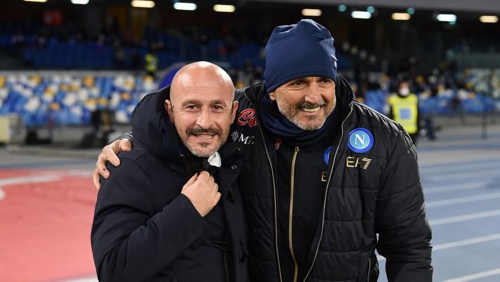 NAPLES, ITALY - JANUARY 13: The two managers Vincenzo Italiano ,Manager of ACF Fiorentina, and Luciano Spalletti, Manager of SSC Napoli, embrace prior to the start of the Coppa Italia match between SSC Napoli and ACF Fiorentina at Stadio Diego Armando Maradona on January 13, 2022 in Naples, Italy. (Photo by Francesco Pecoraro/Getty Images) Spalletti su Italiano: “L’ho consigliato a tutti, non solo a De Laurentiis” - immagine 1