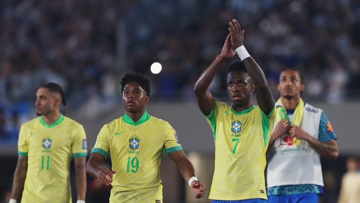 BUENOS AIRES, ARGENTINA - MARCH 25: Vinicius Junior of Brazil and teammates react after the team's defeat in the South of American FIFA World Cup 2026 Qualifier between Argentina and Brazil at Estadio Más Monumental Antonio Vespucio Liberti on March 25, 2025 in Buenos Aires, Argentina. (Photo by Daniel Jayo/Getty Images) Brasile-Paraguay: i verdeoro non possono sbagliare - immagine 1