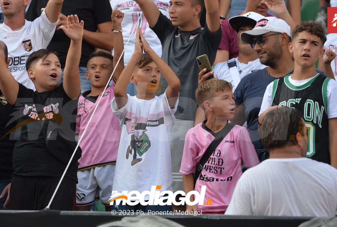FOTOTIFO Palermo-Feralpisalò 3-0, gli scatti ai tifosi al “Renzo Barbera” (GALLERY) - immagine 7