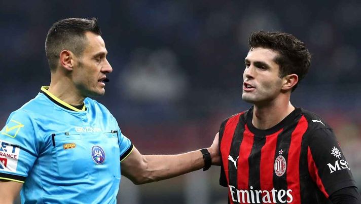 Maurizio Mariani e Christian Pulisic durante Milan-Genoa | AC Milan News (Foto Getty Images) Marelli: 'Il rigore per il Genoa non c'era. Giusta la decisione su Pulisic...'