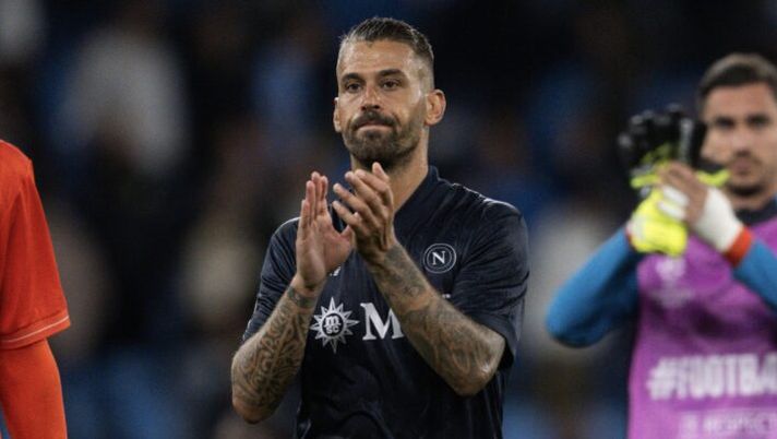 MANCHESTER, ENGLAND - SEPTEMBER 18: Vanja Milinkovic-Savis and Leonardo Spinazzola of SSC Napoli after the UEFA Champions League 2025/26 League Phase MD1 match between Manchester City and SSC Napoli at City of Manchester Stadium on September 18, 2025 in Manchester, England. (Photo by SSC Napoli via Getty Images) Napoli, come procede il recupero di Lukaku e cosa filtra su Gilmour e Spinazzola per l’Atalanta - immagine 1