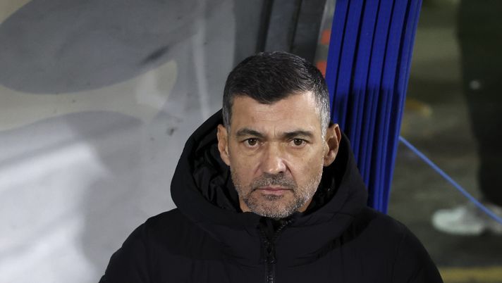 COMO, ITALY - JANUARY 14: Head coach of AC Milan Sergio Conceicao looks on before the Serie A match between Como and AC Milan at Stadio G. Sinigaglia on January 14, 2025 in Como, Italy. (Photo by Claudio Villa/AC Milan via Getty Images) Pressing e uscita palla dalla fase difensiva: i due macro-problemi di Conceicao - immagine 1