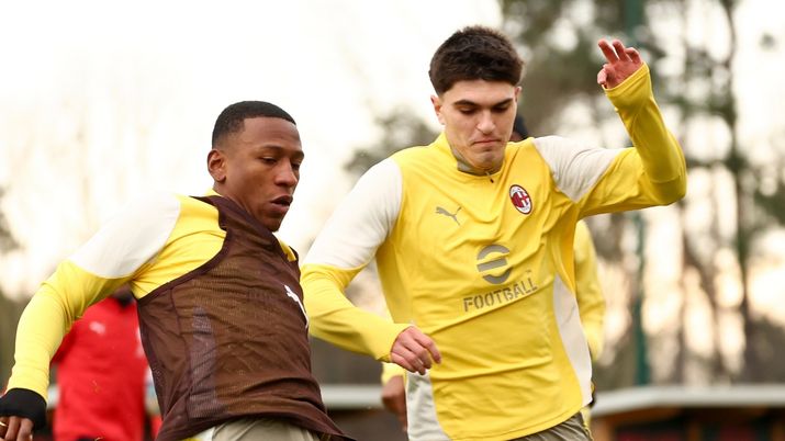 Pervis Estupinan e Davide Bartesaghi (difensori AC Milan), qui durante una seduta di allenamento con i rossoneri a Milanello | Milan News (Getty Images) Milan, Bartesaghi: 'Estupinan? Bravo giocatore. Gli ho fatto i complimenti dopo il gol nel derby'