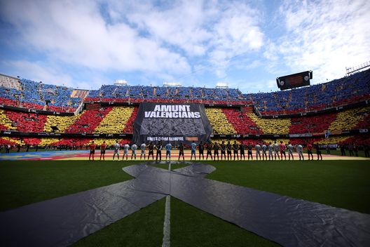 L'omaggio del Mestalla di Valencia alle vittime dell'alluvione nella gara contro il Betis Siviglia (Foto di Eric Alonso/Getty Images) Rabbia Valencia per il docufilm di Vinicius: arriva la decisione del club- immagine 3