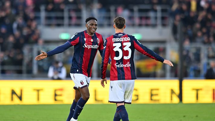BOLOGNA, ITALY - NOVEMBER 09: Jhon Lucumi of Bologna FC 1909 celebrates scoring his team's second goal with teammate Juan Miranda during the Serie A match between Bologna FC 1909 and SSC Napoli at Renato Dall'Ara Stadium on November 09, 2025 in Bologna, Italy. (Photo by Alessandro Sabattini/Getty Images) Carlino – Rinnovo di Lucumi in stallo - immagine 1