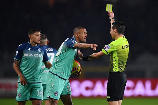 TURIN, ITALY - NOVEMBER 22: Rodrigo Becao of Udinese Calcio receives a yellow card from referee Ivano Pezzuto during the Serie A match between Torino FC and Udinese Calcio at Stadio Olimpico di Torino on November 22, 2021 in Turin, Italy. (Photo by Valerio Pennicino/Getty Images) Toro, chi è Rodrigo Becao: in 4 anni è diventato un solido pilastro dell’Udinese- immagine 2