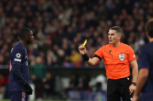 Monaco, Germania - 26 novembre 2024: Kovacs ammonisce Dembele durante la partita di Champions tra Bayern Monaco e Psg. (Foto di Alexander Hassenstein/Getty Images) Inter-Psg, l’arbitro sarà Kovacs: i suoi precedenti con le finaliste- immagine 3