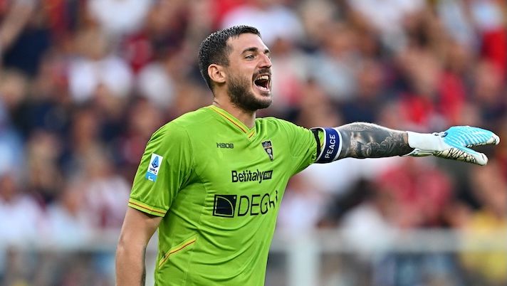 GENOA, ITALY - AUGUST 23: Wladimiro Falcone of Lecce gestures during the Serie A match between Genoa CFC and US Lecce at Luigi Ferraris Stadium on August 23, 2025 in Genoa, Italy. (Photo by Simone Arveda/Getty Images) Griglia portieri al fanta, ecco le alternanze per l’asta: coppie, low cost, terzetti e chi prendere con i big- immagine 1