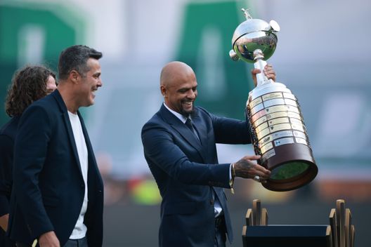 LIMA, PERÙ - 29 NOVEMBRE: Carles Puyol, Felipe Melo e Julio Cesar posizionano il trofeo sul piedistallo prima della partita finale della Copa CONMEBOL Libertadores 2025 tra Palmeiras e Flamengo all'Estadio Monumental il 29 novembre 2025 a Lima, Perù. (Foto di Hector Vivas/Getty Images) Brasile, Felipe Melo faccia a faccia con un tifoso. Il video diventa virale- immagine 2