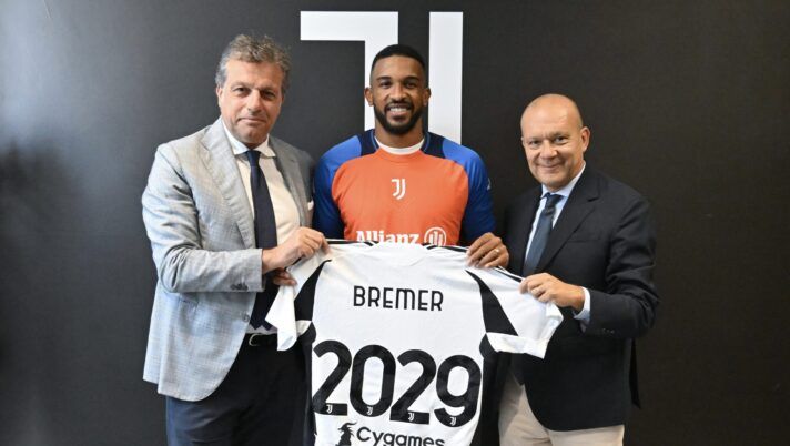 TURIN, ITALY - AUGUST 5: Juventus Extend Contract of Gleison Bremer pictured with Cristiano Giuntoli, Juventus Managing Director of Football (L) and Maurizio Scanavino, CEO of Juventus (R) at JTC on August 5, 2024 in Turin, Italy. (Photo by Chris Ricco - Juventus FC/Juventus FC via Getty Images) UFFICIALE – Bremer rinnova con la Juventus fino al 2029. I dettagli - immagine 1