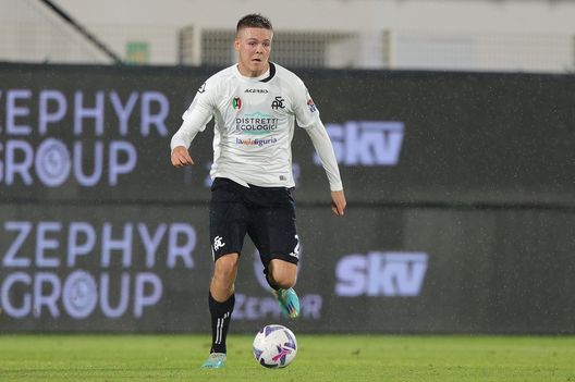 LA SPEZIA, ITALY - NOVEMBER 08: Emil Holm of Spezia Calcio in action during the Serie A match between Spezia Calcio and Udinese Calcio at Stadio Alberto Picco on November 8, 2022 in La Spezia, Italy. (Photo by Gabriele Maltinti/Getty Images) Calciomercato serie A: Lazetic in Eredivise, Pedersen al Sassuolo- immagine 4