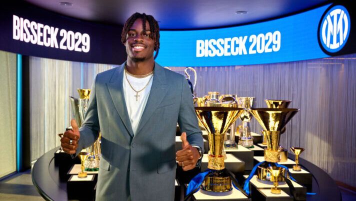 MILAN, ITALY - NOVEMBER 14: Yann Bisseck of FC Internazionale extends contact at Inter HQ on November 14, 2024 in Milan, Italy. (Photo by Mattia Ozbot - Inter/Inter via Getty Images) UFFICIALE – Inter, è arrivato il rinnovo per Bisseck: la nuova scadenza e il comunicato - immagine 1
