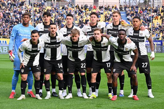 PARMA, ITALY - MARCH 21:Team of Parma line up during the Serie A match between Parma Calcio 1913 and US Cremonese at Stadio Ennio Tardini on March 21, 2026 in Parma, Italy. (Photo by Alessandro Sabattini/Getty Images)