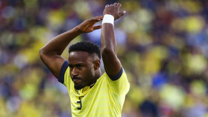 QUITO, ECUADOR - SEPTEMBER 10: John Yeboah of Ecuador gestures during the South American FIFA World Cup 2026 Qualifier match between Ecuador and Peru at Rodrigo Paz Delgado Stadium on September 10, 2024 in Quito, Ecuador. (Photo by Franklin Jacome/Getty Images) Il Venezia scopre Yeboah, Gazzetta: “Lavori coi compagni e con il Milan ha dimostrato…” - immagine 1