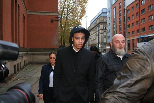 Mason Greenwood da zero: torna ad allenarsi da solo in un campo pubblico- immagine 3