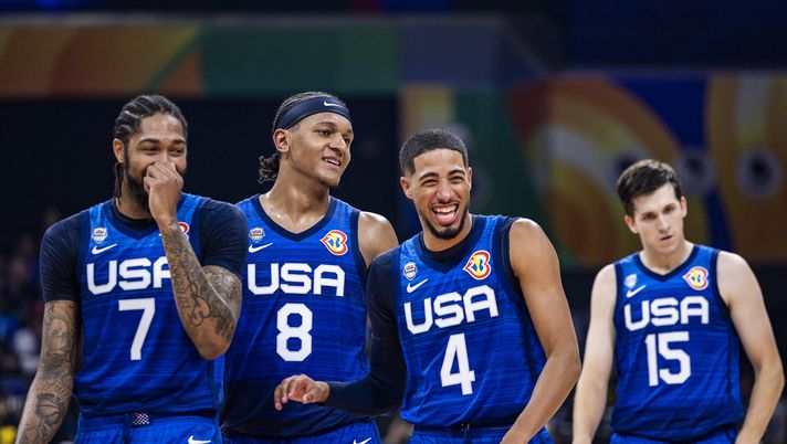 MANILA, PHILIPPINES - SEPTEMBER 05: Brandon Ingram #7, Paolo Banchero #8, Tyrese Haliburton #4, and Austin Reaves #15 of the United States walk on court during the FIBA Basketball World Cup quarter final game between Italy and USA at Mall of Asia Arena on September 05, 2023 in Manila, Philippines. (Photo by Ezra Acayan/Getty Images) Mondiali basket, l’Italia cade contro gli Usa. I numeri del pesante ko - immagine 1