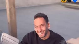 VIDEO / Gli amici festeggiano Calhanoglu campione d’Italia con una torta