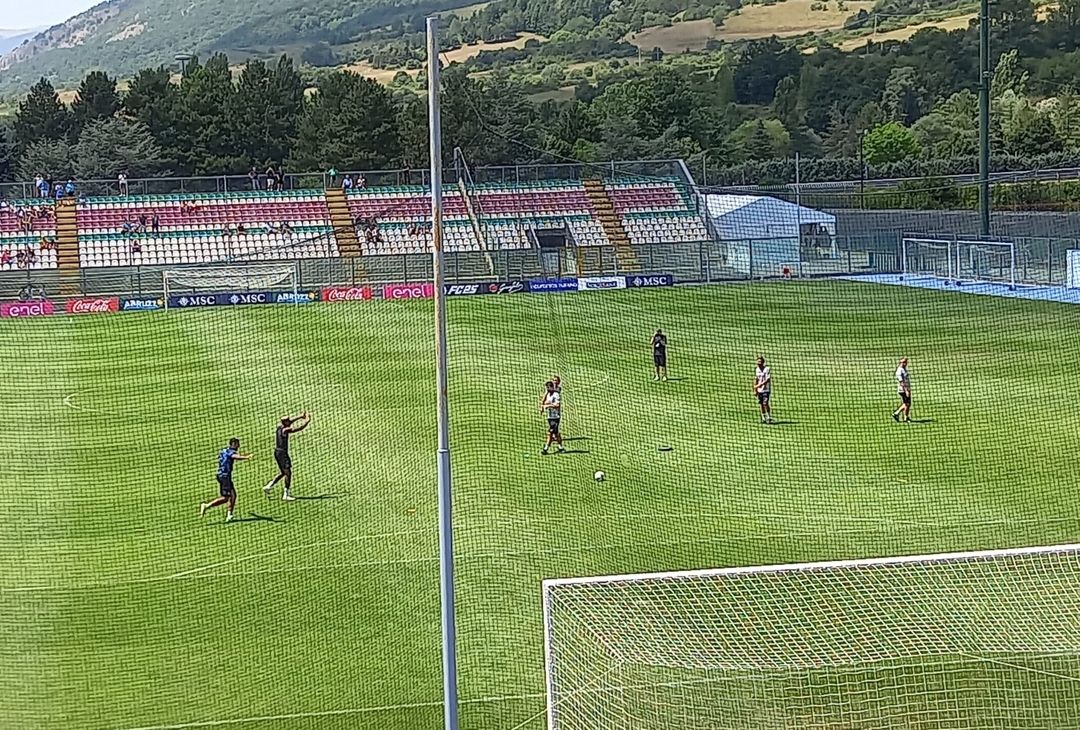 GALLERY Osimhen e Cheddira si sfidano in una gara di tiri in porta- immagine 1