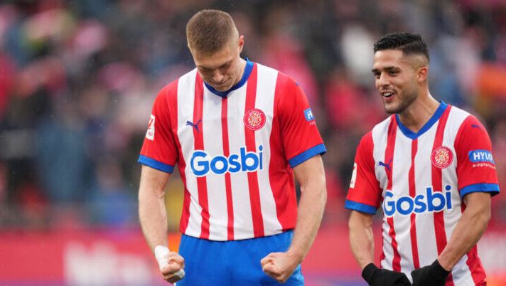 GIRONA, SPAIN - MARCH 31: Artem Dovbyk of Girona FC celebrates after scoring his team's first goal from the penalty spot during the LaLiga EA Sports match between Girona FC and Real Betis at Montilivi Stadium on March 31, 2024 in Girona, Spain. (Photo by Alex Caparros/Getty Images) (Photo by Alex Caparros/Getty Images) INFO SOS – Novità dal blitz in Spagna: Dovbyk ha comunicato al Girona che vuole solo la Roma - immagine 1