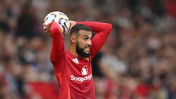 Manchester United, Mazraoui rifiuta la giacca pro LGBTQ+: la squadra fa altrettanto