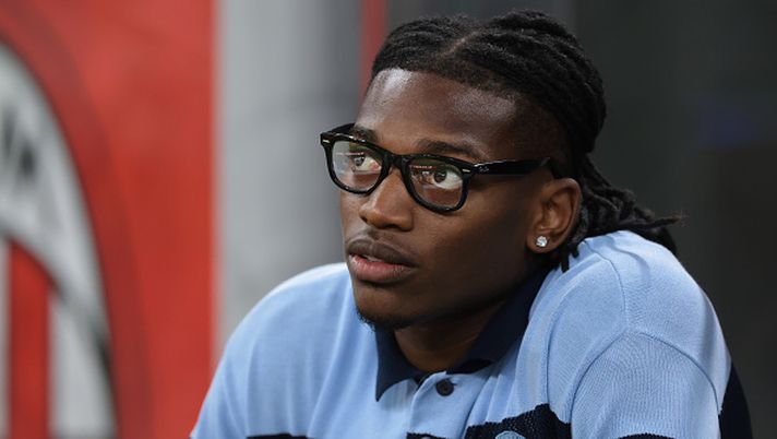 MILAN, ITALY - SEPTEMBER 23: Rafael Leao of AC Milan, still sidelined through injury looks on from the tribune prior to kick off in the Coppa Italia Frecciarossa Round of 16 match between AC Milan and US Lecce at Giuseppe Meazza Stadium on September 23, 2025 in Milan, Italy. (Photo by Jonathan Moscrop/Getty Images) Gimenez