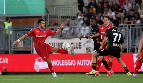 VENICE, ITALY - MAY 12: Francesco Zampano of Venezia competes for the ball with of Fiorentina during the Serie A match between Venezia and Fiorentina at Stadio Pier Luigi Penzo on May 12, 2025 in Venice, Italy. (Photo by Maurizio Lagana/Getty Images) Busio al 45′: “Abbiamo capito come fare gol alla Fiorentina”- immagine 2