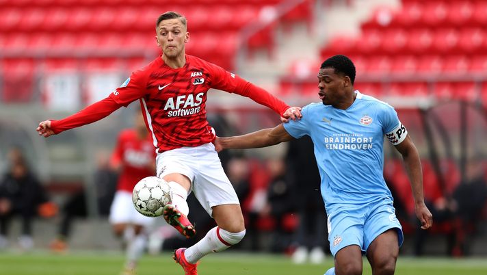 ALKMAAR, NETHERLANDS - MARCH 21: Jesper Karlsson of AZ Alkmaar battles for the ball with Denzel Dumfries of PSV during the Dutch Eredivisie match between AZ Alkmaar and PSV Eindhoven at AFAS-Stadium on March 21, 2021 in Alkmaar, Netherlands. (Photo by Dean Mouhtaropoulos/Getty Images) Il Napoli sulle tracce di Karlsson, intensificati i contatti con l’AZ: le cifre - immagine 1
