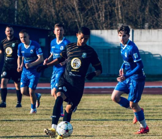 Zynedinne Zydane in azione con il Pogon Skwierzyna ESCLUSIVA – Zynedinne Zydanne: “Il mio nome un omaggio a Zidane però mi ispiro anche a Ronaldinho”- immagine 2