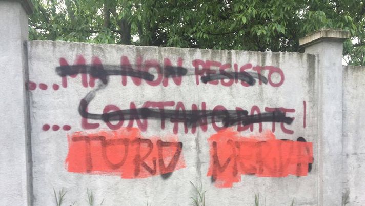 Superga: imbrattati i muri della strada con scritte contro i caduti - immagine 1