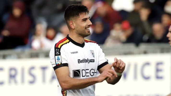 CAGLIARI, ITALY - JANUARY 19: Santiago Pierotti of Lecce celebrates his goal to make it 1-0 during the Serie A match between Cagliari and Lecce at Sardegna Arena on January 19, 2025 in Cagliari, Italy. (Photo by Enrico Locci/Getty Images) Da Krstovic e Pierotti a Ramadani e Gaspar: la probabile formazione del Lecce col Milan - immagine 1