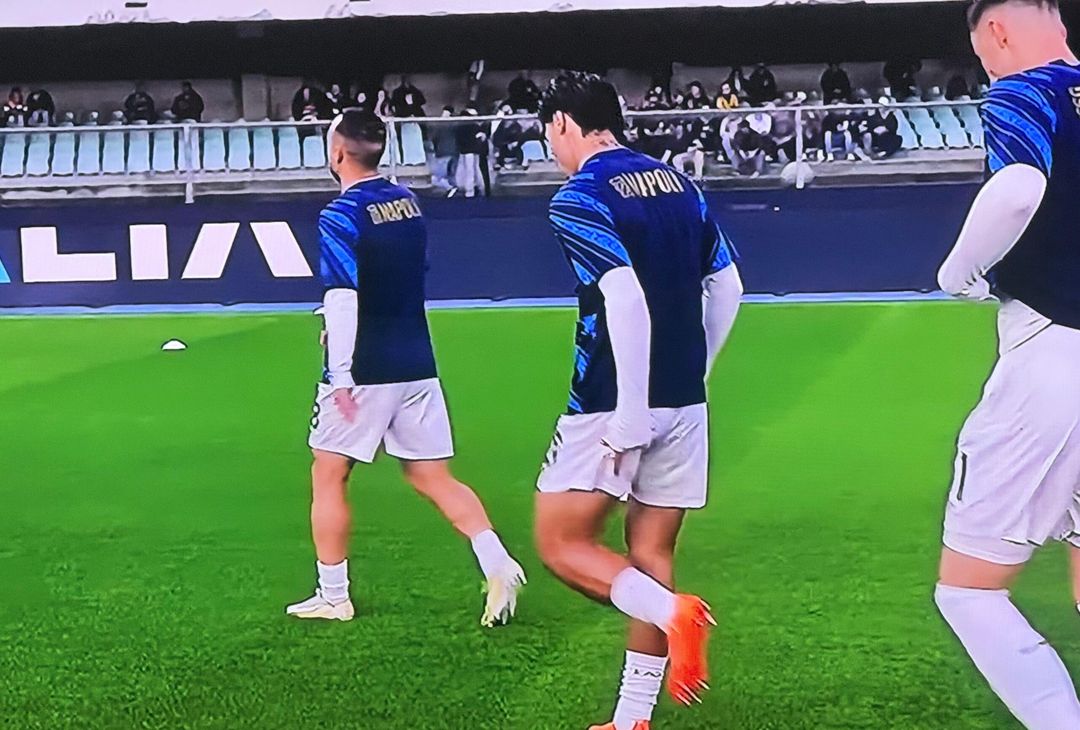 Napoli in campo per il riscaldamento: preoccupa un gesto di Vergara! – LE FOTO - immagine 10