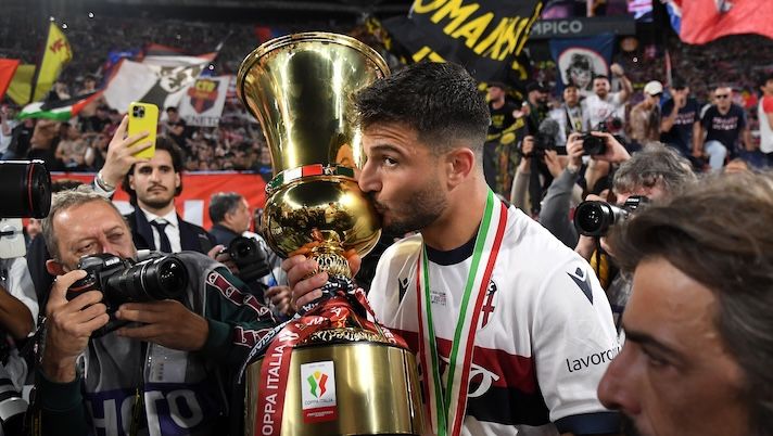 ROME, ITALY - MAY 14: Riccardo Orsolini of Bologna kisses the Coppa Italia trophy after the team's victory in the Coppa Italia Final match between AC Milan and Bologna at Stadio Olimpico on May 14, 2025 in Rome, Italy. (Photo by Marco Rosi/Getty Images) Orsolini a sorpresa sul palco con Cremonini: la promessa dopo la Coppa Italia - immagine 1