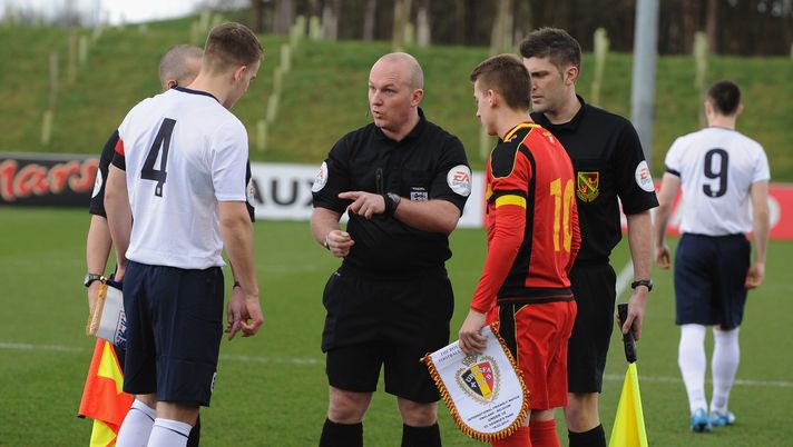 BURTON-UPON-TRENT, ENGLAND - FEBRUARY 18: Referee Simon Hooperat the coin toss with Bryn Morris of England and Jari Vandeputte of Belgium during the England v Belgium - U18 International Friendly match at St Georges Park on February 18, 2014 in Burton-upon-Trent, England. (Photo by Tony Marshall/Getty Images) Mercato Udinese – Salta l’affare Vandeputte! Il belga sta per firmare - immagine 1