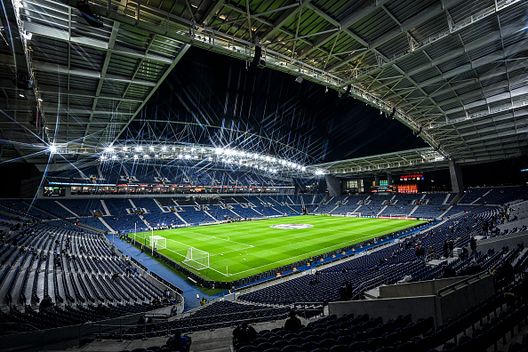 PORTO, PORTOGALLO - 12 DICEMBRE: (NOTA PER IL REDATTORE: L'immagine è stata scattata utilizzando un filtro effetto stella) Vista generale all'interno dello stadio prima della partita MD6 della fase di lega UEFA Europa League 2024/25 tra FC Porto e FC Midtjylland all'Estadio do Dragao il 12 dicembre 2024 a Porto, Portogallo. (Foto di Octavio Passos/Getty Images) Portogallo, l’uragano Kristin abbatte tre stadi. La situazione- immagine 2