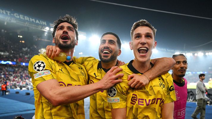 PARIS, FRANCE - MAY 07: Mats Hummels, Emre Can and Nico Schlotterbeck of Borussia Dortmund celebrate victory in front of fans of Borussia Dortmund after defeating Paris Saint-Germain during the UEFA Champions League semi-final second leg match between Paris Saint-Germain and Borussia Dortmund at Parc des Princes on May 07, 2024 in Paris, France. (Photo by Matthias Hangst/Getty Images) Borussia Dortmund, Hummels: “Sensazioni speciali, siamo vicinissimi al nostro sogno” - immagine 1