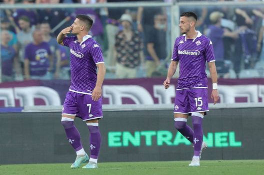 FLORENCE, ITALY - MAY 27: Luka Jovic of ACF Fiorentina celebrates after scoring a goal during the Serie A match between ACF Fiorentina and AS Roma at Stadio Artemio Franchi on May 27, 2023 in Florence, Italy. (Photo by Gabriele Maltinti/Getty Images) Condò sicuro: “Beto per fare il salto di qualità. Su Jovic…”- immagine 2