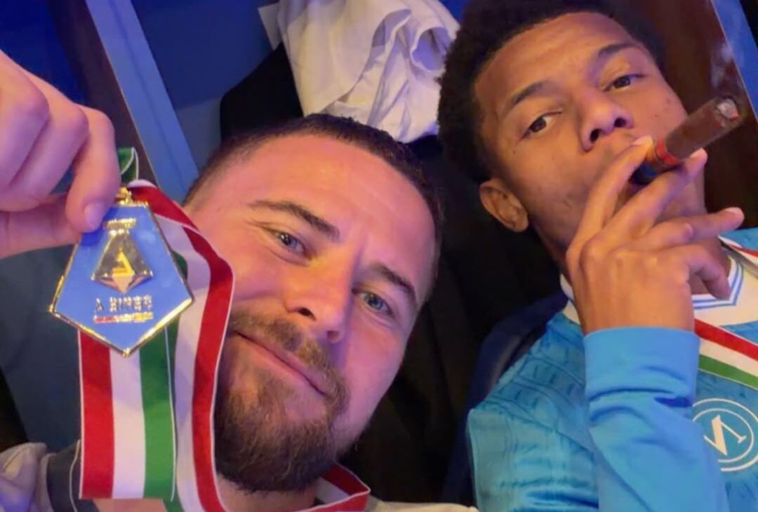 Coppa, sorrisi e sigari: gli azzurri festeggiano la Supercoppa! –  LE FOTO- immagine 1