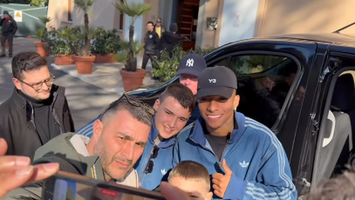 Alisson Santos ha lasciato Villa Stuart: prime foto con i tifosi azzurri – IL VIDEO - immagine 1